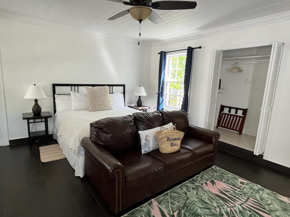 Room, 1 King Bed, Courtyard View, Courtyard Area