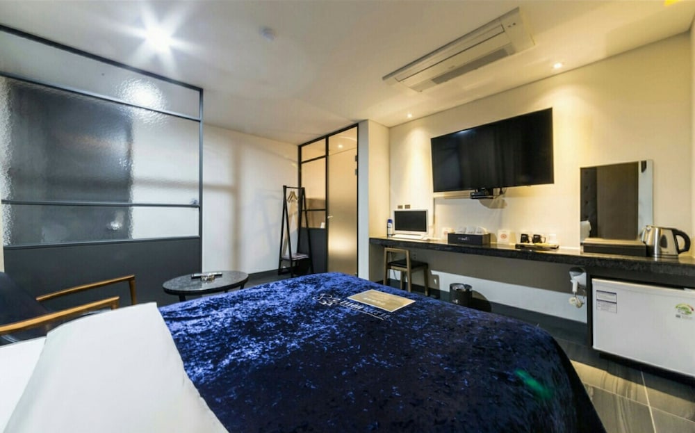 Deluxe Room - Photo 9