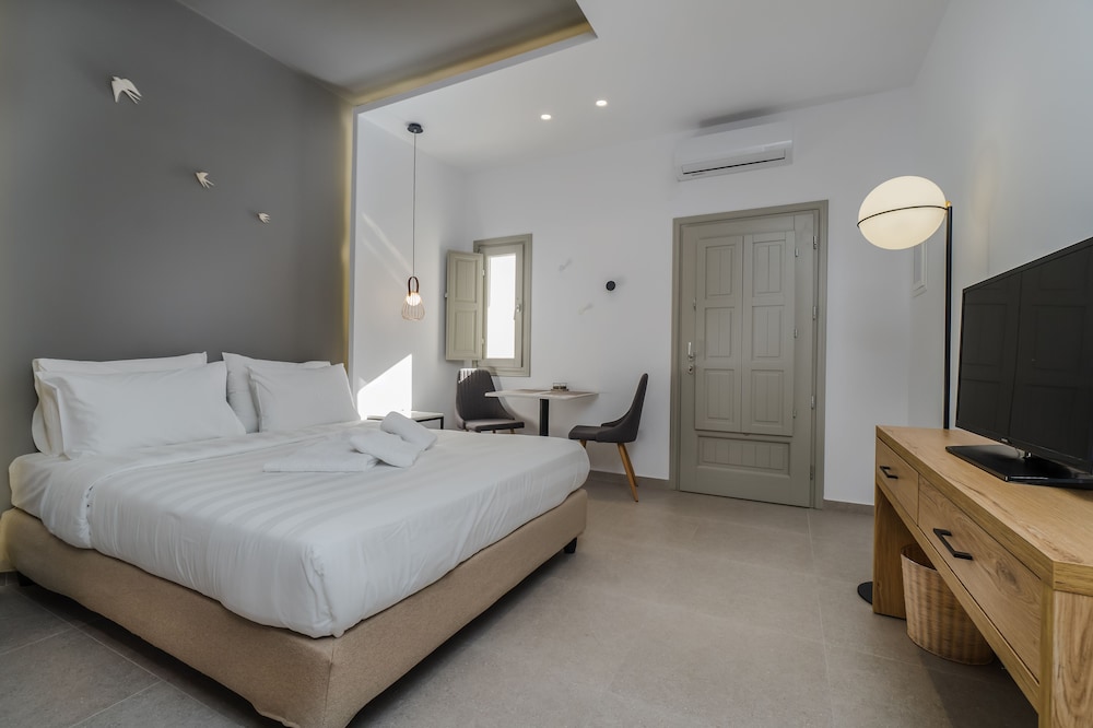 Elegant Suite with Hot Tub - Photo 9
