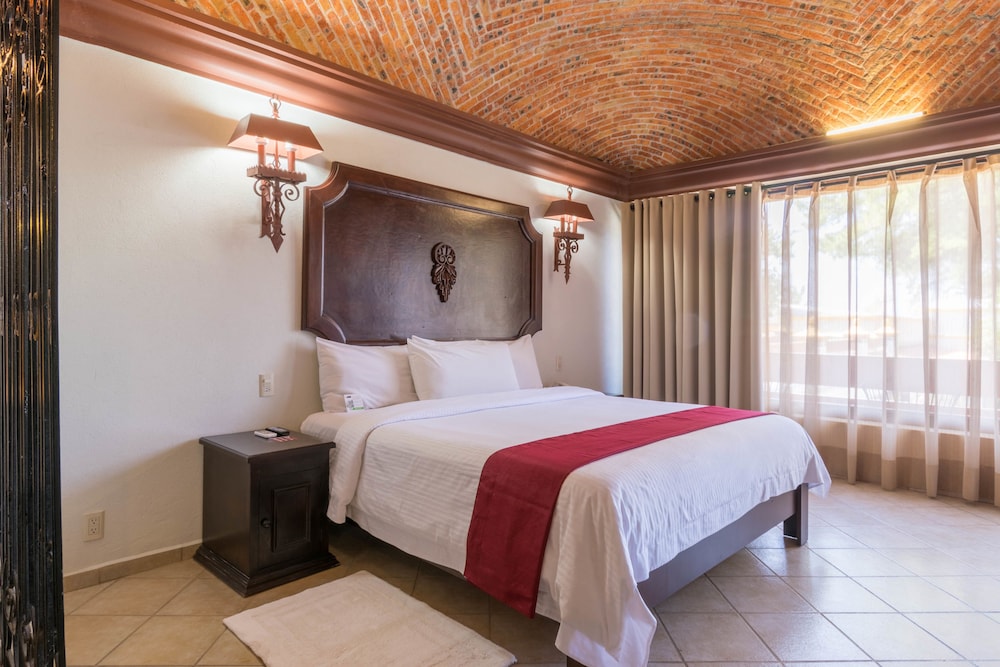 Standard Room, 1 King Bed photo 2