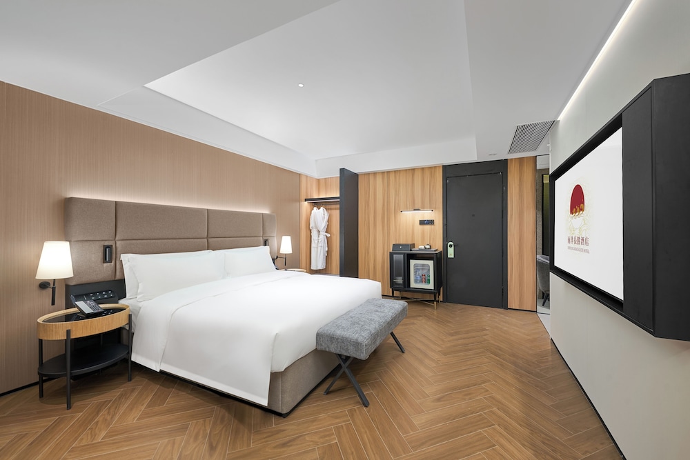 Mansion Kingbed Room - Photo 1