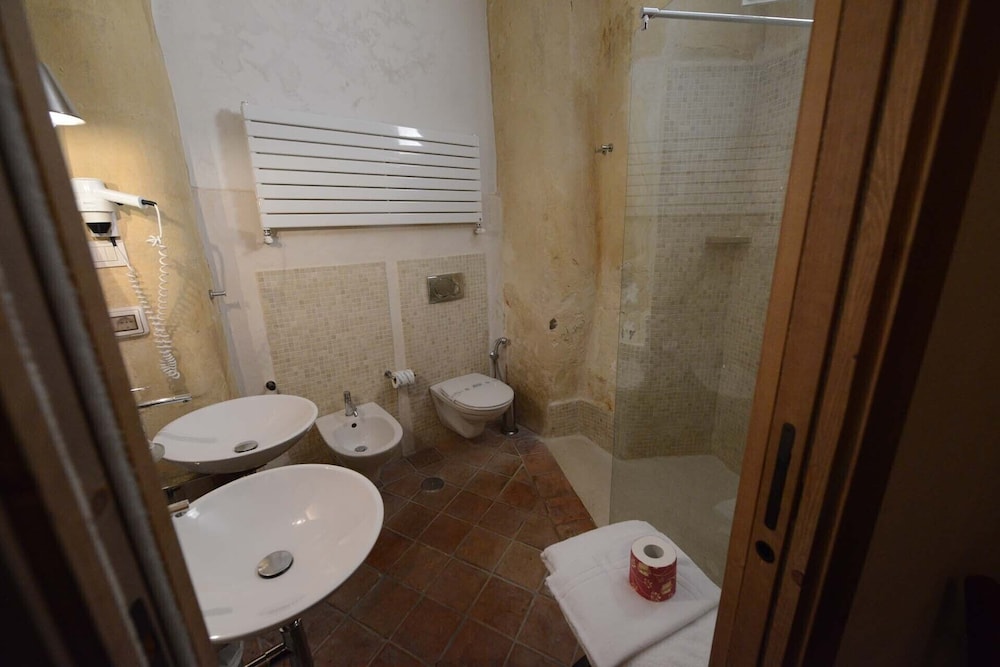 Classic Double Room (1008) photo 3