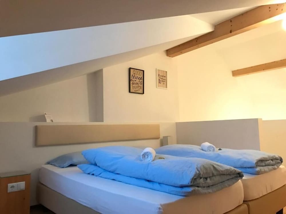 City Twin Room, 2 Twin Beds, Non Smoking, Shared Bathroom