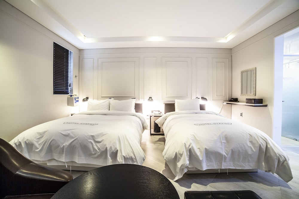 Deluxe Twin Room, 1 Bedroom (Styler, Mac morning set Included) photo 3