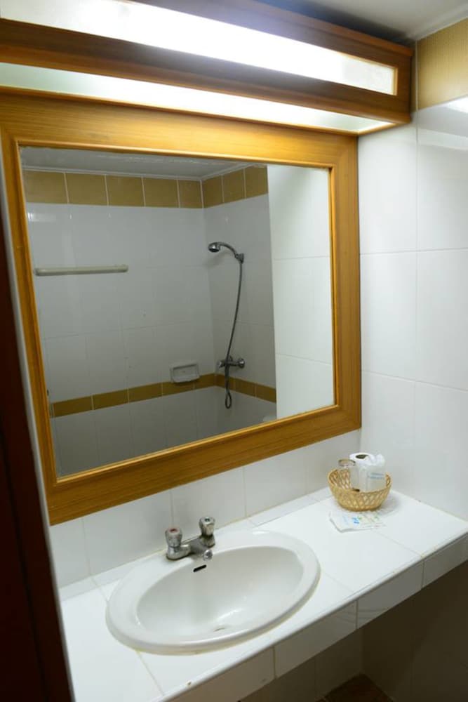 Standard Room thumbnail 5