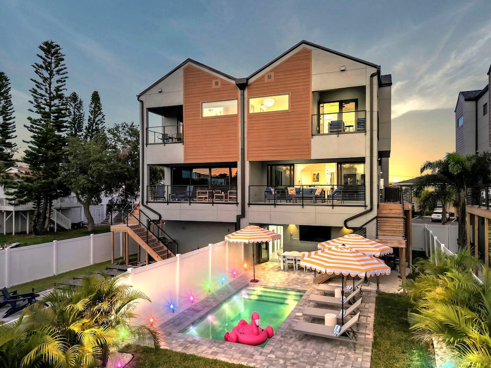 NEW 4 Bed 3 Bath Heated Salt Pool Walk2beach