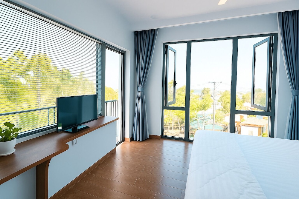 Deluxe Double Room, 1 Queen Bed, Balcony, Garden View photo 2