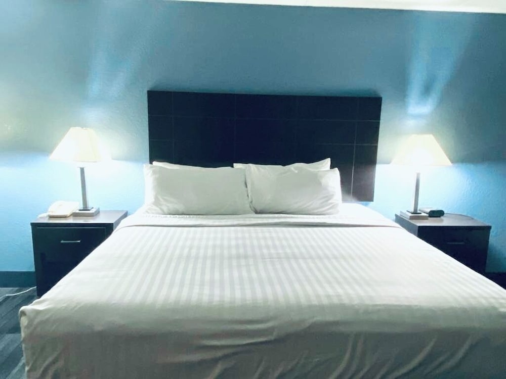 Room, 1 King Bed, Non Smoking, Poolside (Pet Friendly) - Photo 3