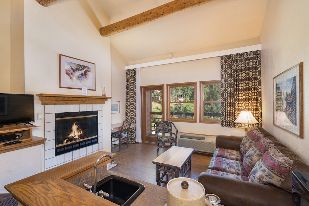 Standard Suite, 1 King Bed with Sofa bed, Fireplace, Pool View - Photo 3