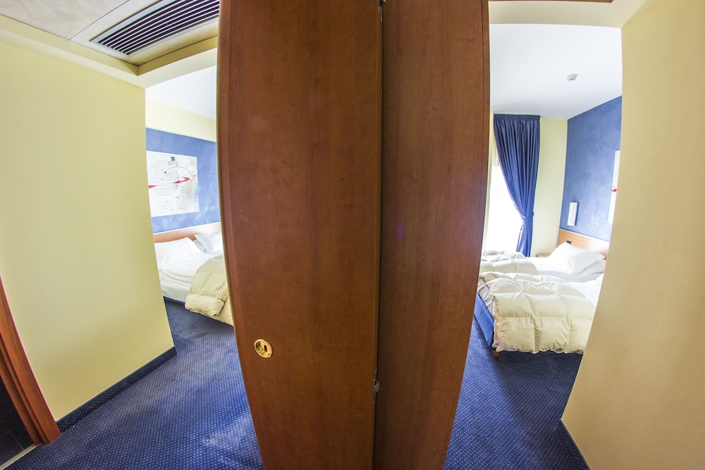 Standard Room, Multiple Beds - Photo 3