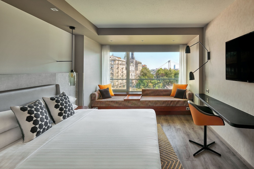 Deluxe Room, 1 King Bed, River View
