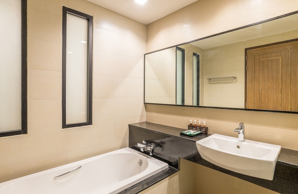 Deluxe Fantasy room with Pool view - Photo 11