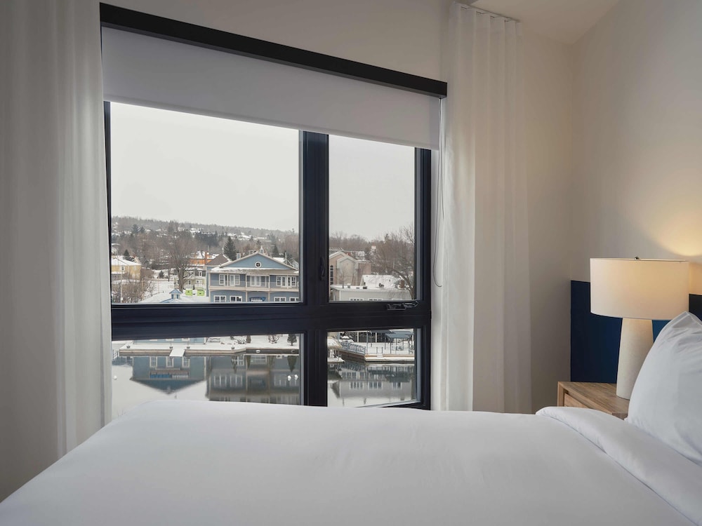 307 - 3rd Floor - 1 Bedroom Suite, Queen Bed, River View photo 2