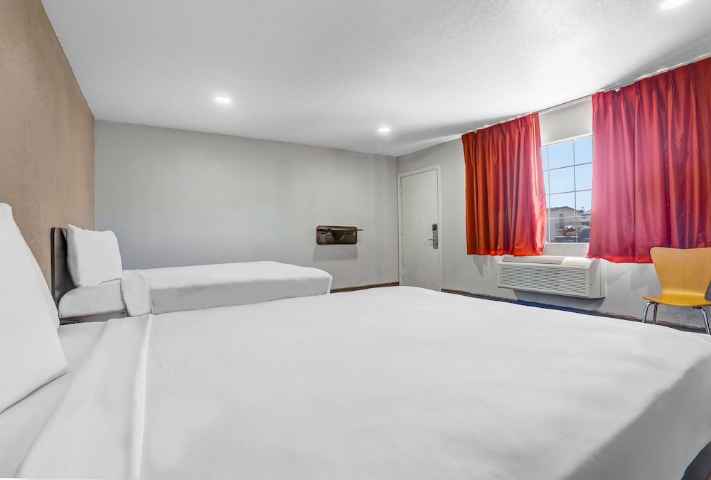 Standard Room, Multiple Beds, Non Smoking - Photo 1