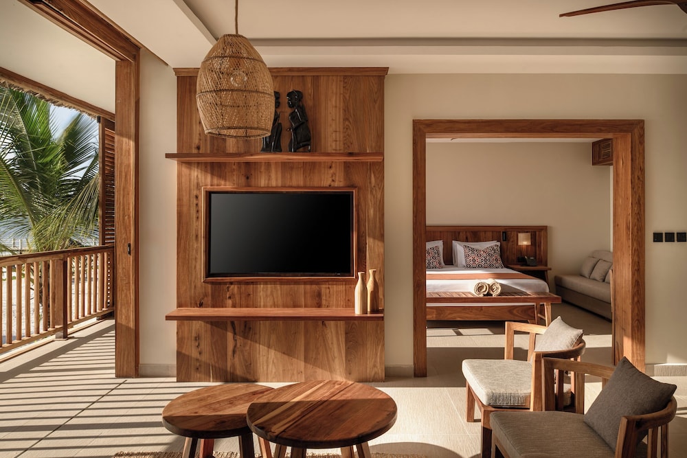 Royal Suite (2 King Beds, Front Ocean View)