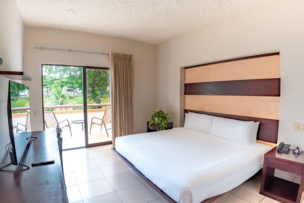 Deluxe Room 1 King Bed - Photo 4