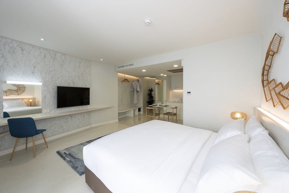 Corner Suite - Photo 5