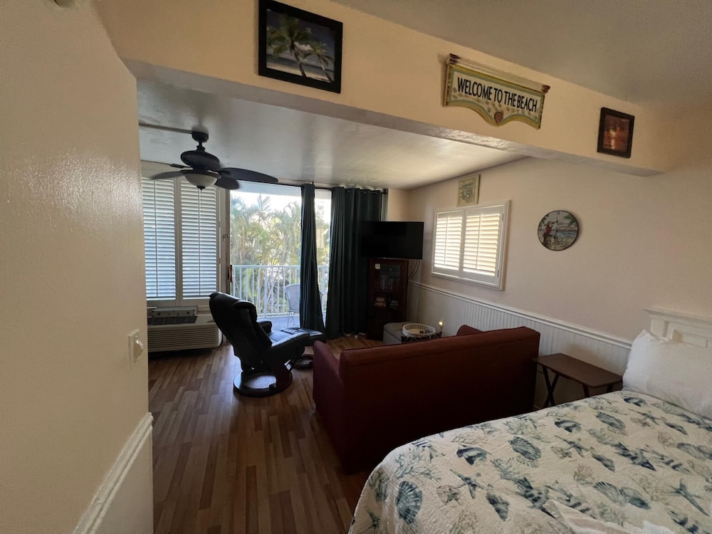2 Bedroom Waterfront Pool Side!, 사진 11