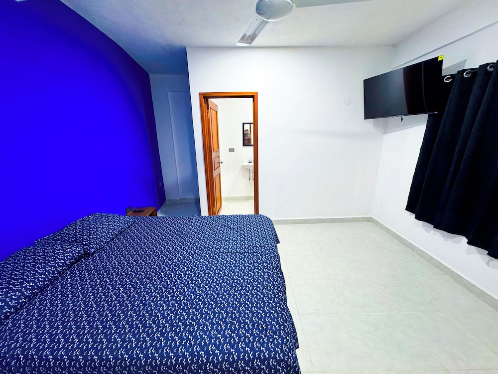 Deluxe Room, 1 Queen Bed, Pool View, Poolside