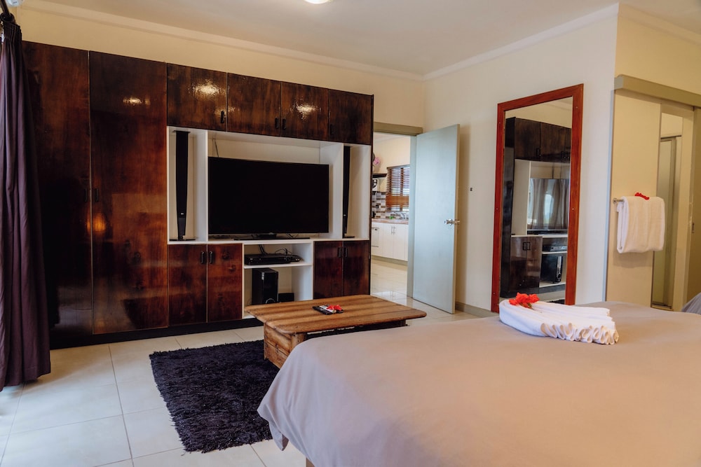 Sunset Suite with Beachfront Balcony photo 7