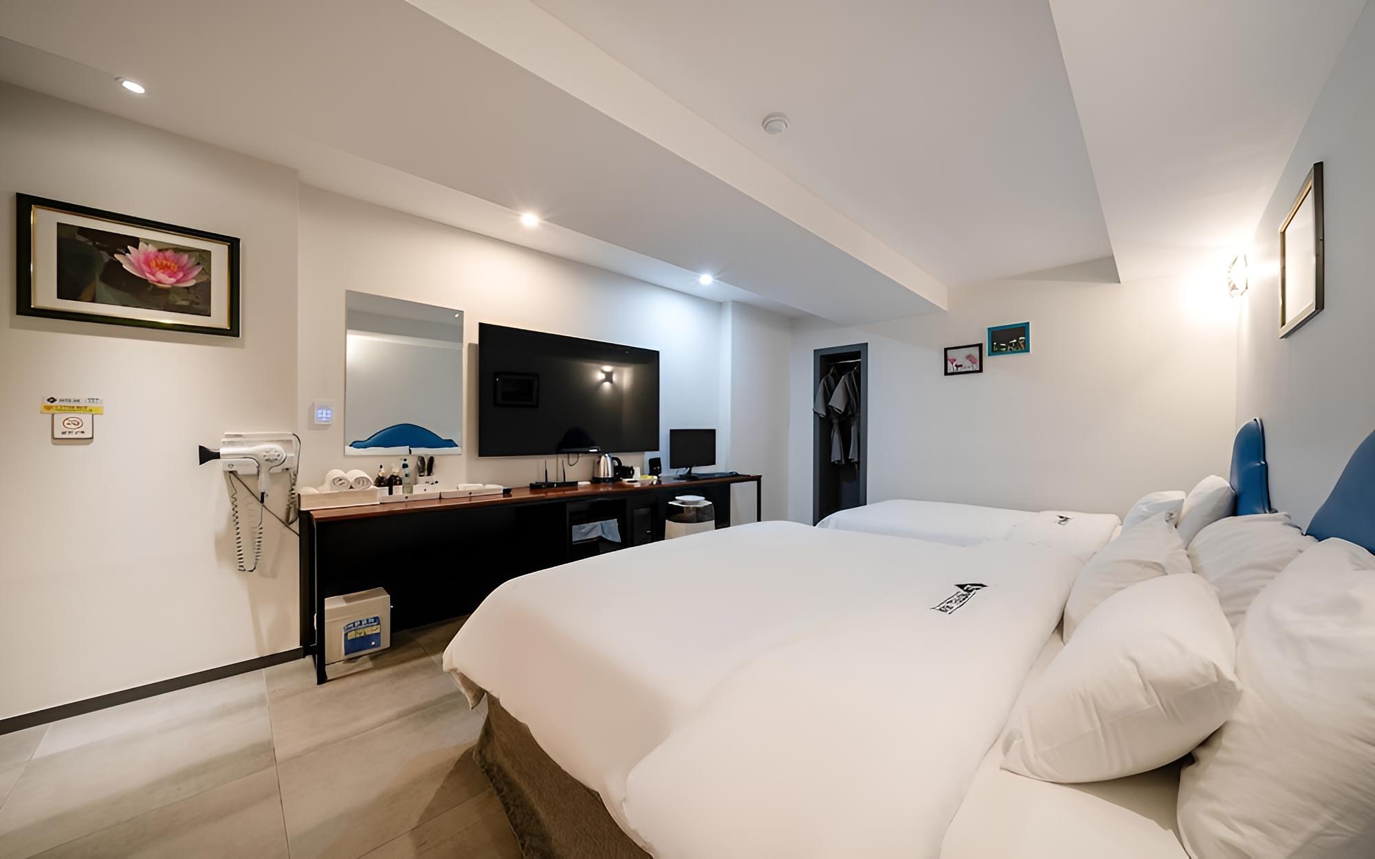 Room (Twin two beds (2 beds bathtub Netflix) photo 1