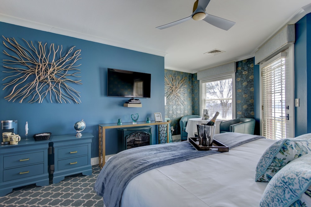 Room, Jetted Tub, Lake View (Kokomo)