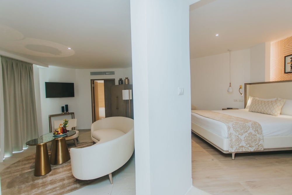 Suite, Multiple Beds (Platinum) thumbnail 5