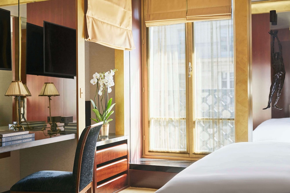 Room, 1 King Bed thumbnail 5