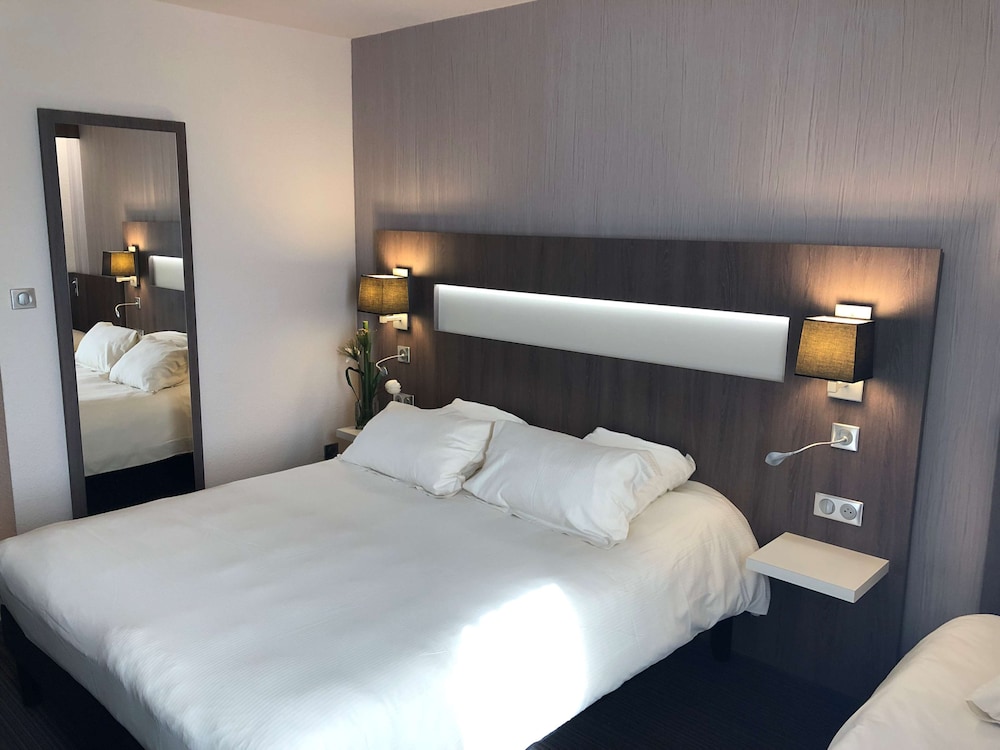 Standard Room, Multiple Beds, Non Smoking - Photo 5