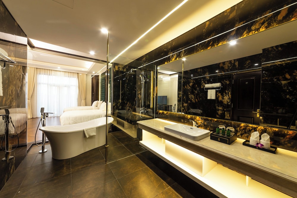 Suite, 1 King Bed, Balcony, City View
