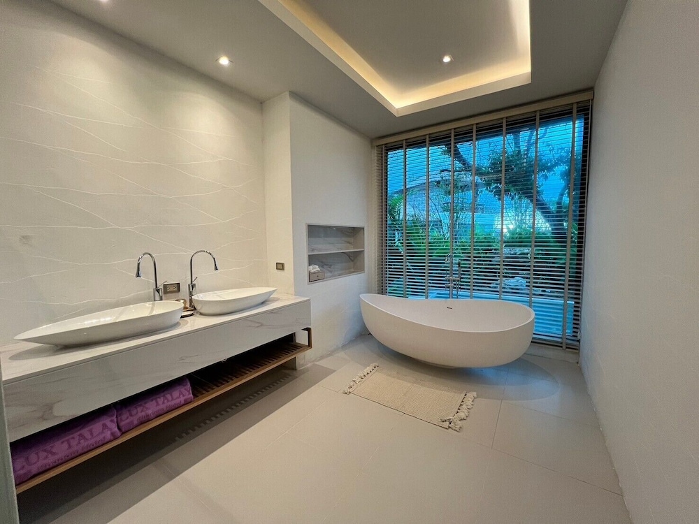 Garden Pool Villa With Seaview photo 3