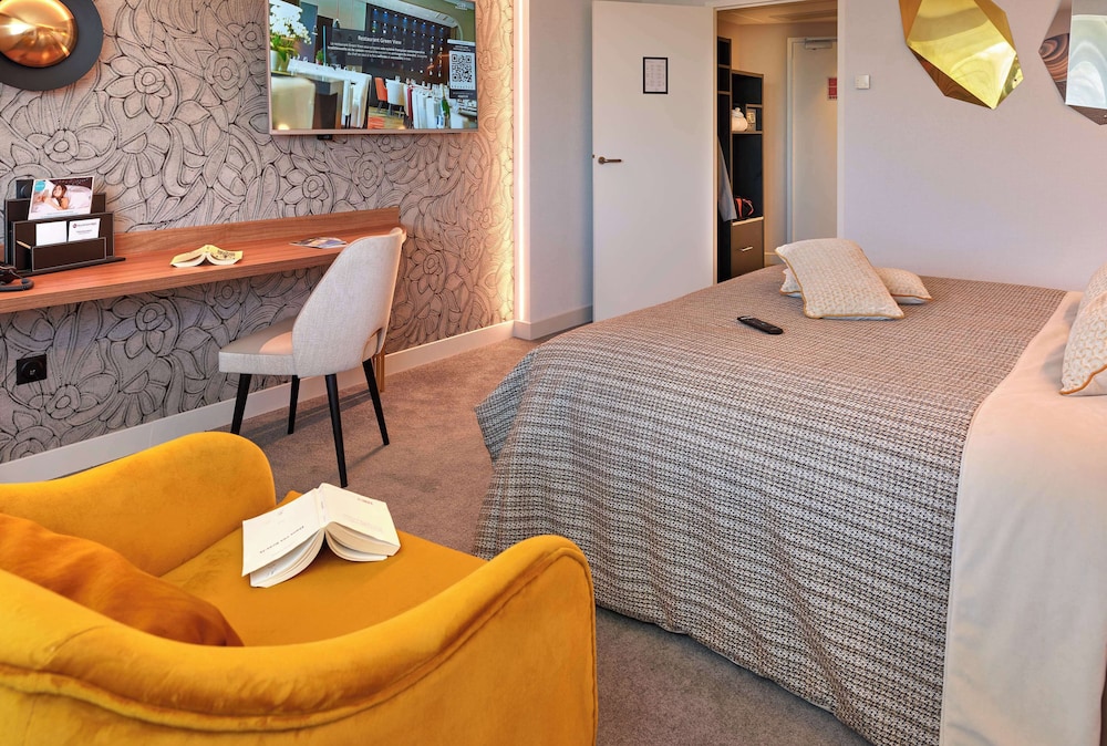 Premium Room, 1 King Bed, Non Smoking, Golf View (Larger Room) - Photo 3