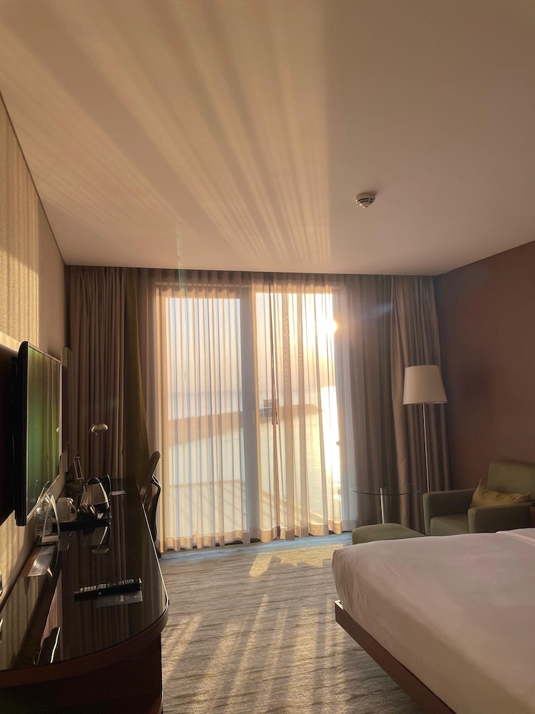 Deluxe Room, 1 King Bed thumbnail 5