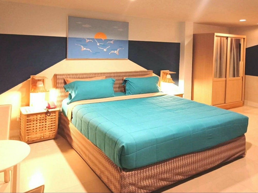 Room, 1 Queen Bed — the supplier's photograph