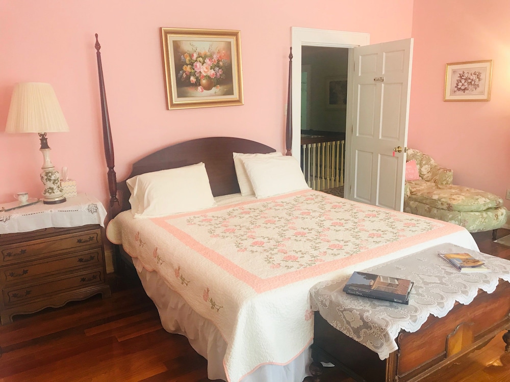 Room, Private Bathroom (Grandma Sallie Mae) photo 3