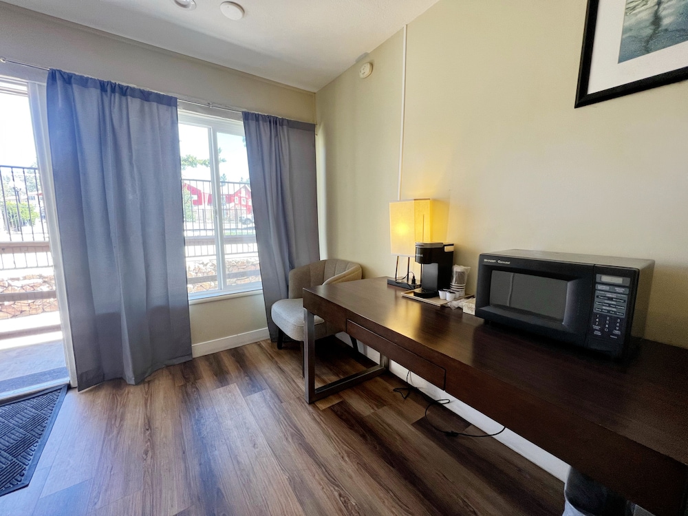 Deluxe Suite, Private Bathroom (2 Queen Studio) photo 2