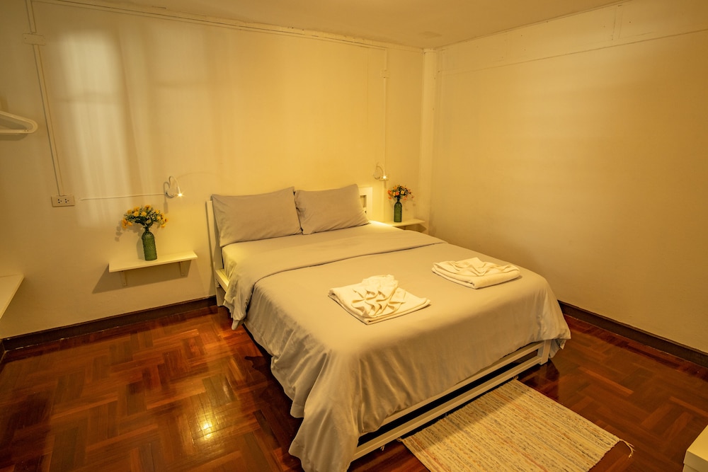 Standard Double Room, 1 Queen Bed, Shared Bathroom photo 1