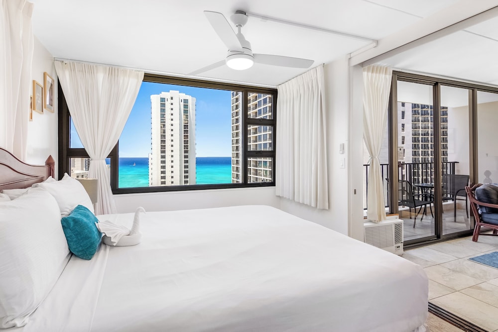 High Floor Ocean View Condo (King Bed and Parking): Condo, 1 Bedroom, Ocean View (0123) photo