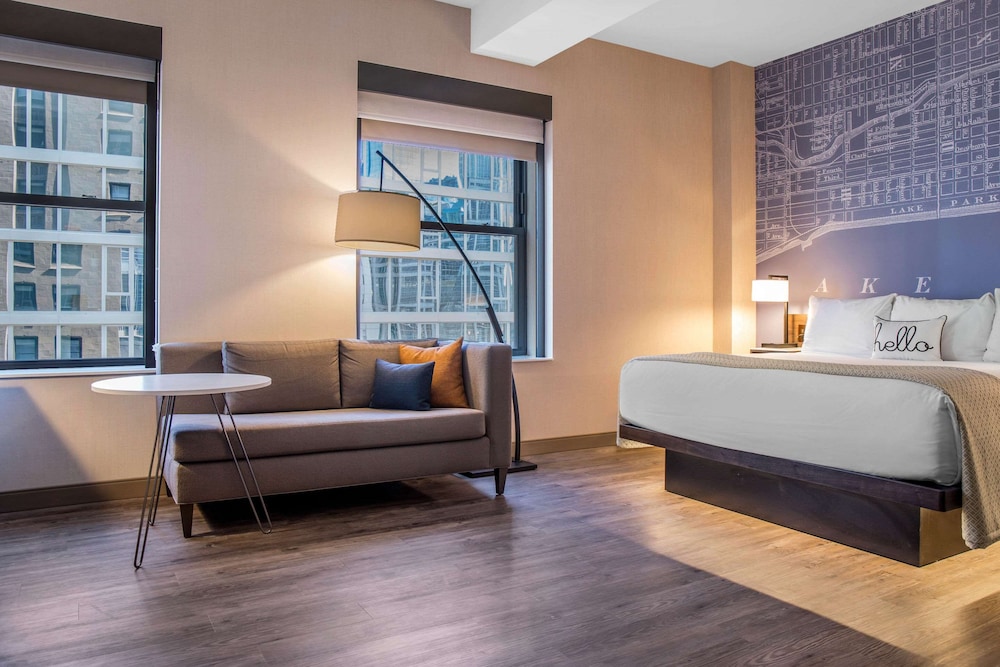 Standard Room, 1 King Bed, Non Smoking (Larger Room) thumbnail 6
