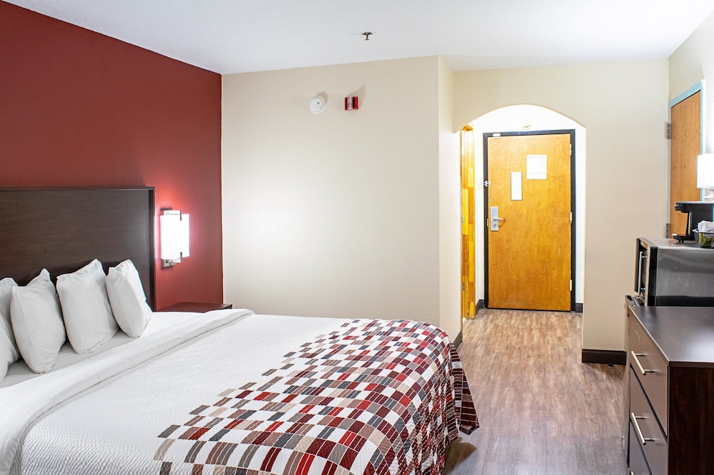 Deluxe Room, 1 King Bed, Accessible (Smoke Free) - Photo 4
