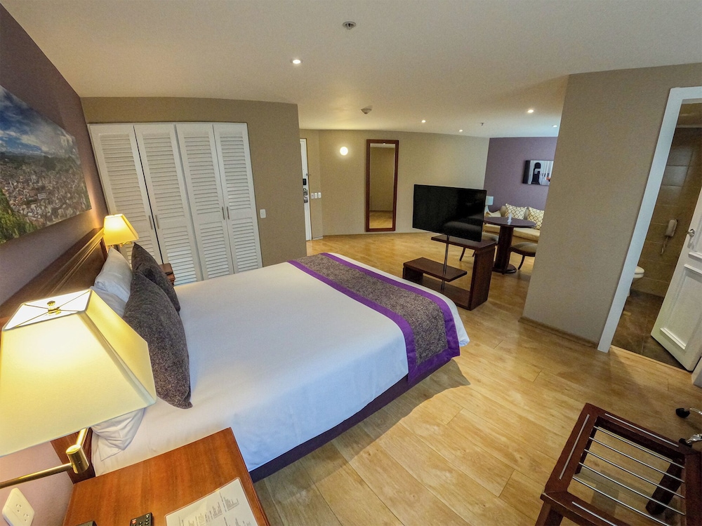 Executive Suite, 1 Queen Bed - Photo 2