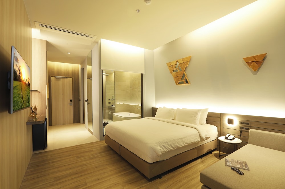 Deluxe Room, Pool Access photo 3