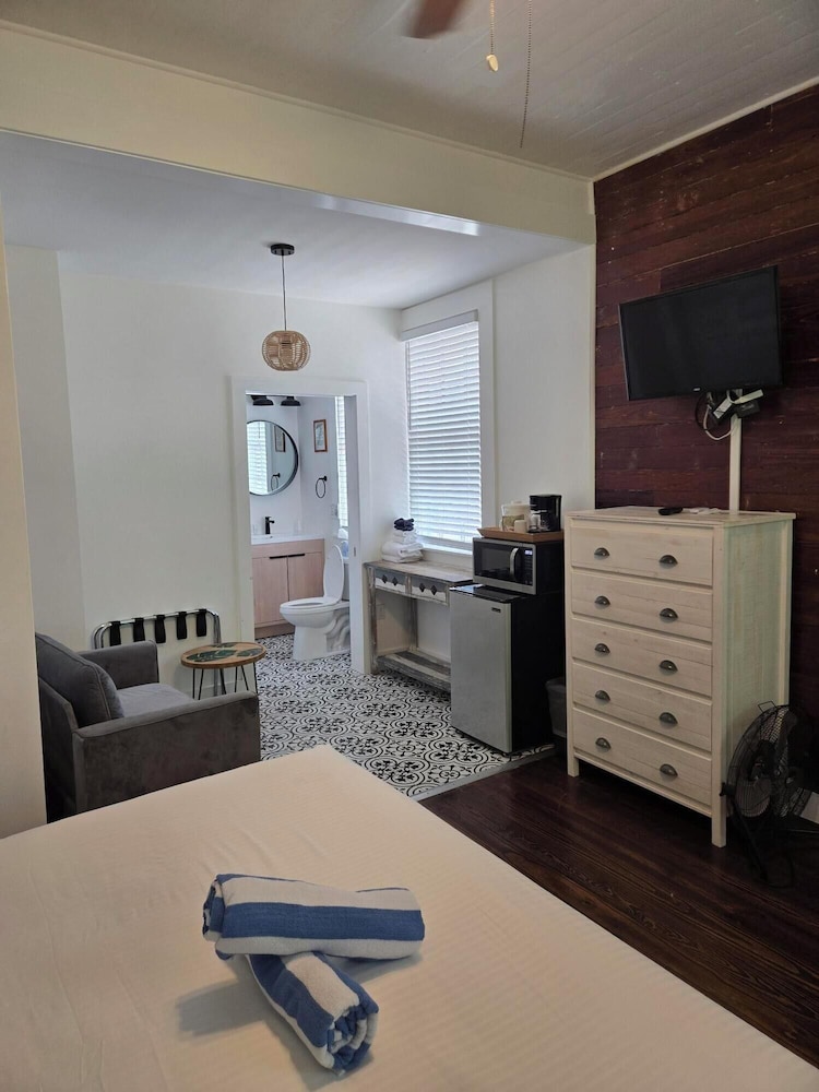 Standard Room 1 King Bed at Wicker House, 913 Duval Street photo 3