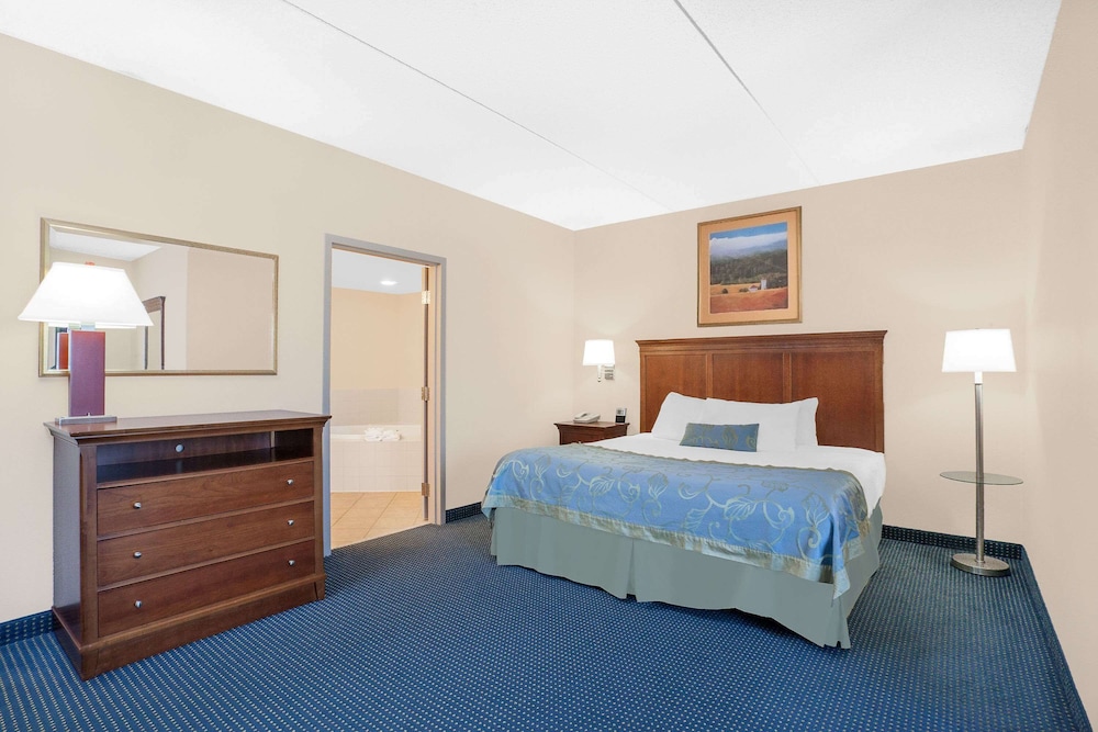 Suite, 1 King Bed, Non Smoking, Jetted Tub - Photo 3