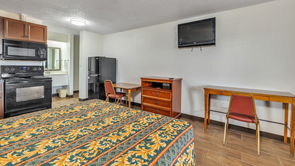 Room, 1 King Bed, Smoking photo 2