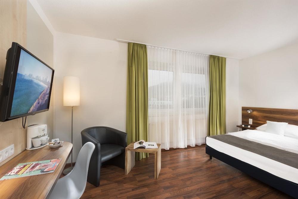 Superior Room, 1 Queen Bed (Cozy Sitting Corner) photo 3