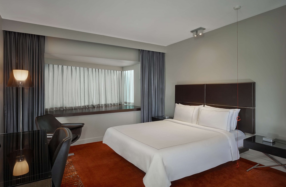 Superior Room, 1 King Bed (Atrium Facing) photo 3