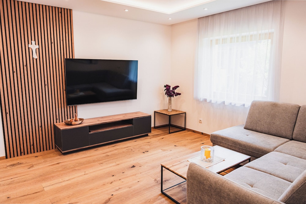 Luxury Apartment, 3 Bedrooms, Roll-in Shower, Ground Floor (2 Bathrooms)