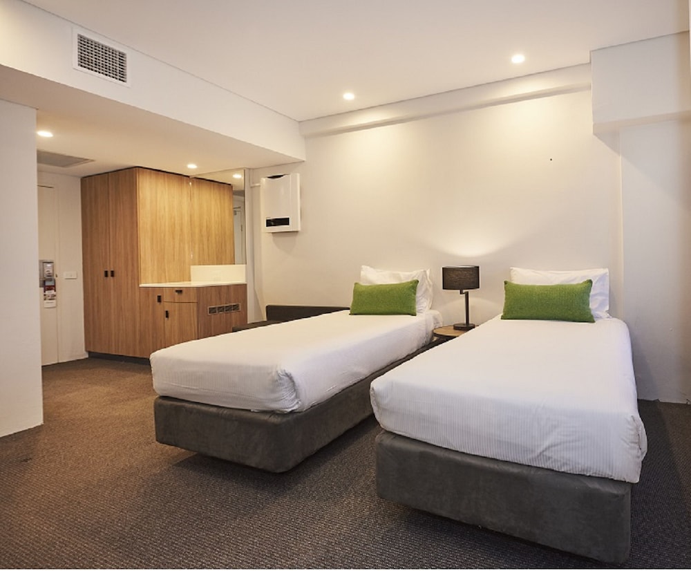 Deluxe Room (1 Queen Bed and 2 Twin Beds) - Photo 2