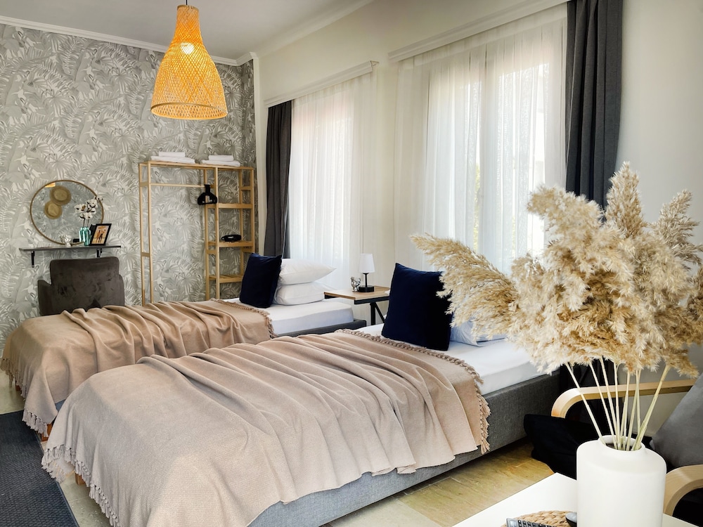Standard Twin Room, Partial Sea View photo 1